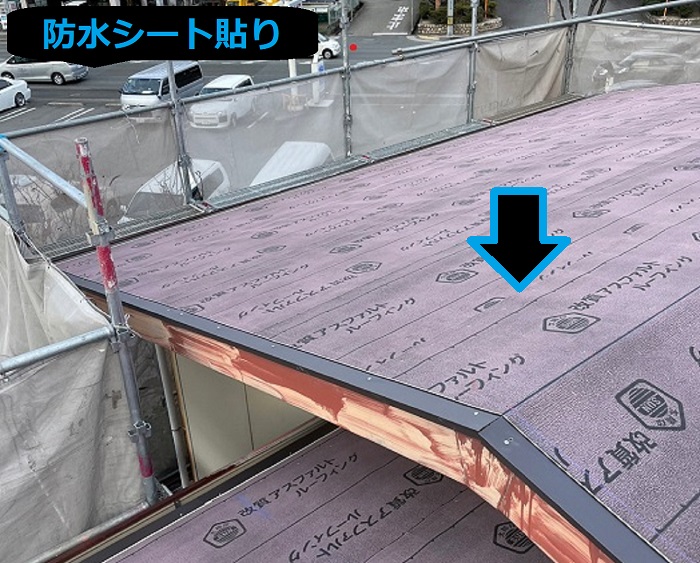 市川町にお住まいの方へスレート屋根から金属屋根へ葺き替え工事をご紹介する現場で防水シート貼り